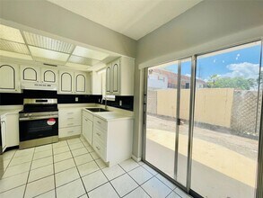 320 SW 1st St, Unit 2D in Pompano Beach, FL - Building Photo - Building Photo