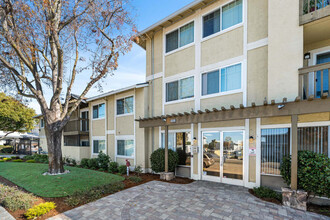 Vista Creek Apartments in Castro Valley, CA - Foto de edificio - Building Photo