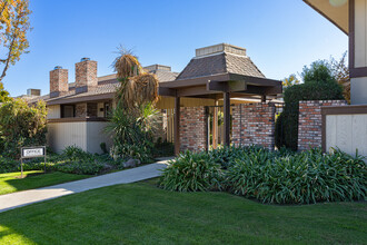 Hillsdale Terrace West in Visalia, CA - Foto de edificio - Building Photo