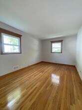 331 Boxwood Ct in Elizabeth, NJ - Building Photo - Building Photo