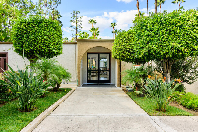 Alta Cima Apartment Homes in Escondido, CA - Foto de edificio - Building Photo