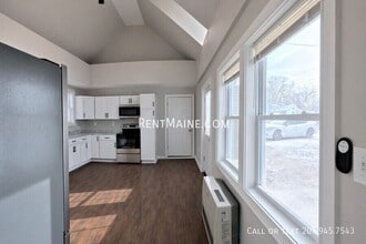 6 Cram St in Bradley, ME - Foto de edificio - Building Photo