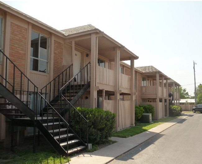 Tamarack Apartments in McAllen, TX - Foto de edificio - Building Photo