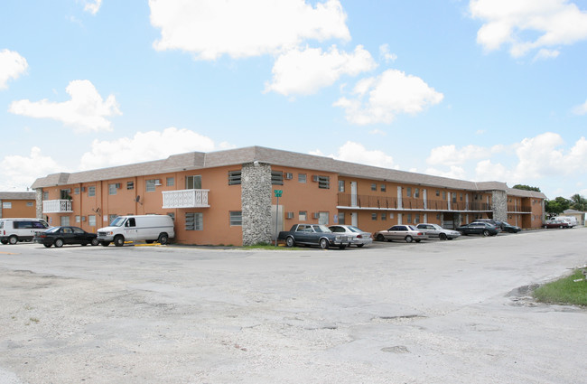 Okeechobee Villas in Hialeah, FL - Foto de edificio - Building Photo