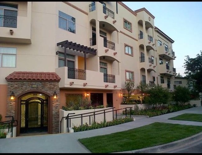 4440 Vantage Ave, Unit 203 in Los Angeles, CA - Building Photo - Building Photo