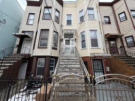 87 1/2 Laidlaw Ave in Jersey City, NJ - Building Photo