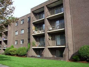 30 Pomeworth Street in Stoneham, MA - Building Photo - Building Photo