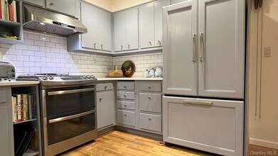 8 Holly Ln in Rye, NY - Building Photo - Building Photo