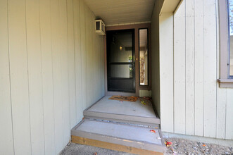 16 Applewood Ln in Avon, CT - Building Photo - Building Photo