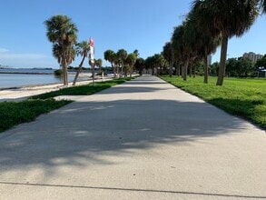 1100 N Shore Dr NE, Unit 204 in St. Petersburg, FL - Building Photo - Building Photo