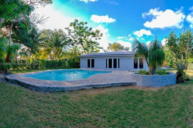 6634 SW 76th Terrace in South Miami, FL - Building Photo - Building Photo