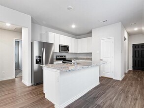 1604 Luke St in Ennis, TX - Building Photo - Building Photo