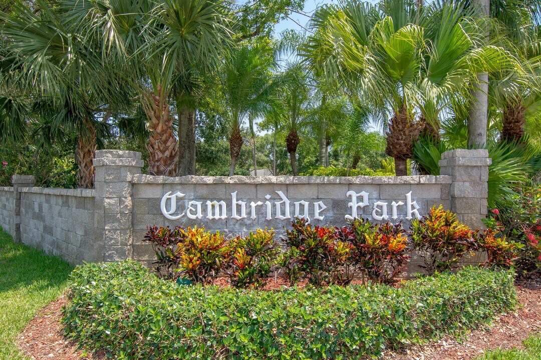 1930 Westhampton Ct in Vero Beach, FL - Building Photo