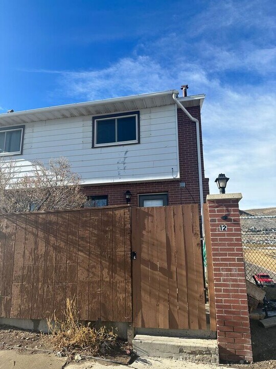 1750 Hitching Post Dr in Green River, WY - Building Photo
