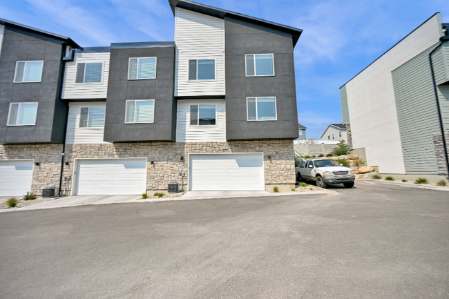 1615 E Indigo Lp in Layton, UT - Building Photo - Building Photo