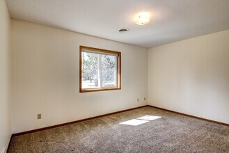 13203 39th Ave N in Lake Hallie, WI - Foto de edificio - Building Photo