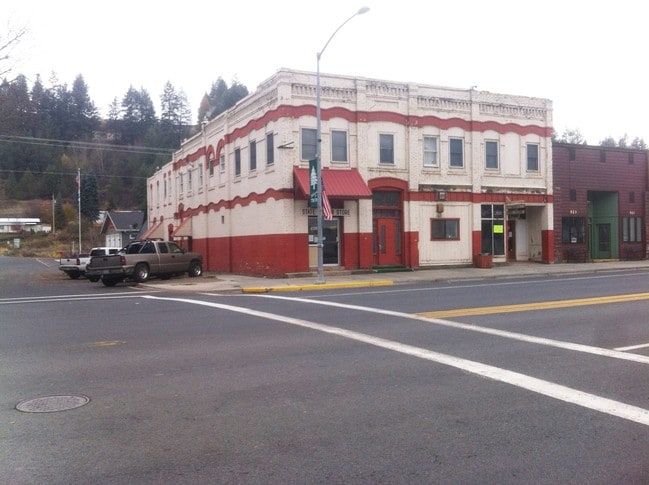 527 Main St in Troy, ID - Foto de edificio - Building Photo