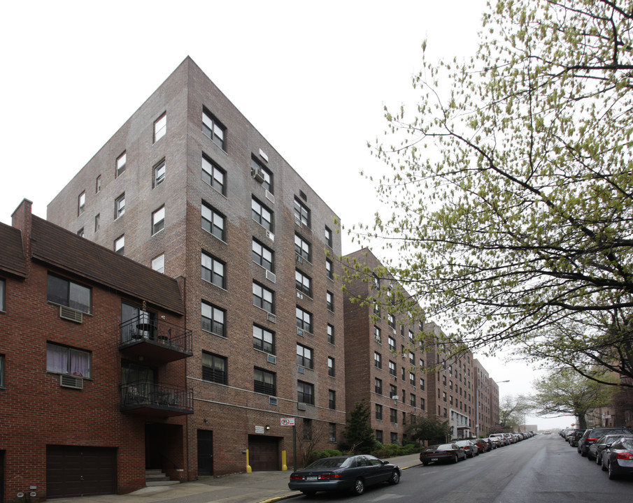 Monte Carlo in Forest Hills, NY - Foto de edificio