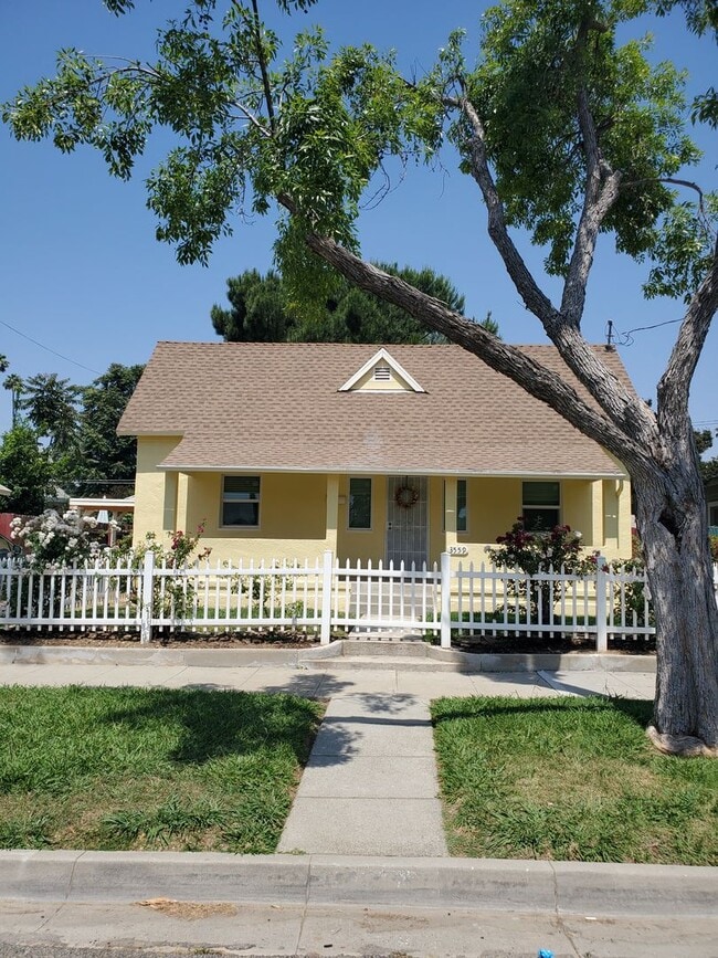 3559 Cedar St in Riverside, CA - Building Photo - Building Photo