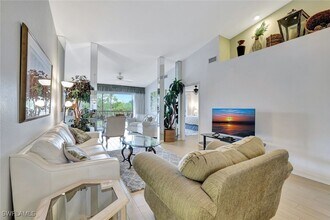 2420 Hidden Lake Dr in Naples, FL - Building Photo - Building Photo