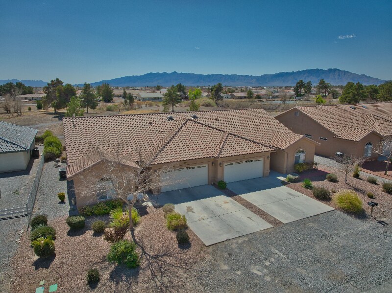 1121 Bourbon St in Pahrump, NV - Building Photo