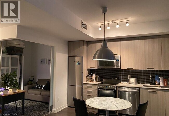 105 George St in Toronto, ON - Building Photo - Building Photo