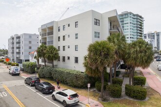 Merl Manor in Miami Beach, FL - Foto de edificio - Building Photo