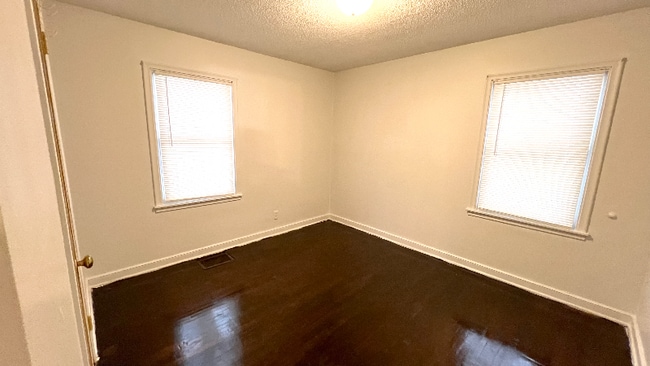 2215 45th Ave NE in Minneapolis, MN - Foto de edificio - Building Photo