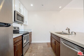447 La Fayette Park Pl in Los Angeles, CA - Building Photo - Building Photo