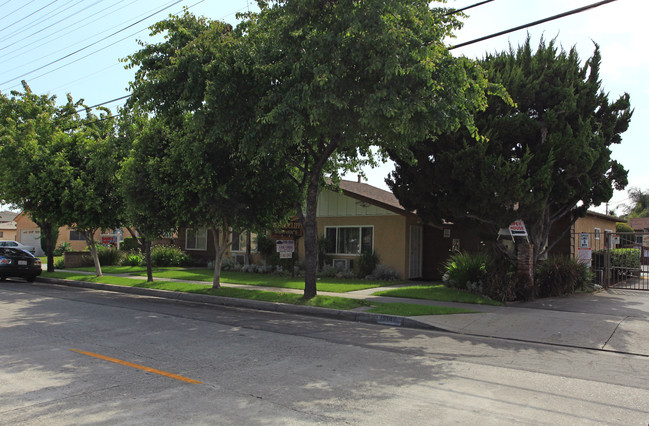 Woodcliff Apartments in Bellflower, CA - Building Photo - Building Photo