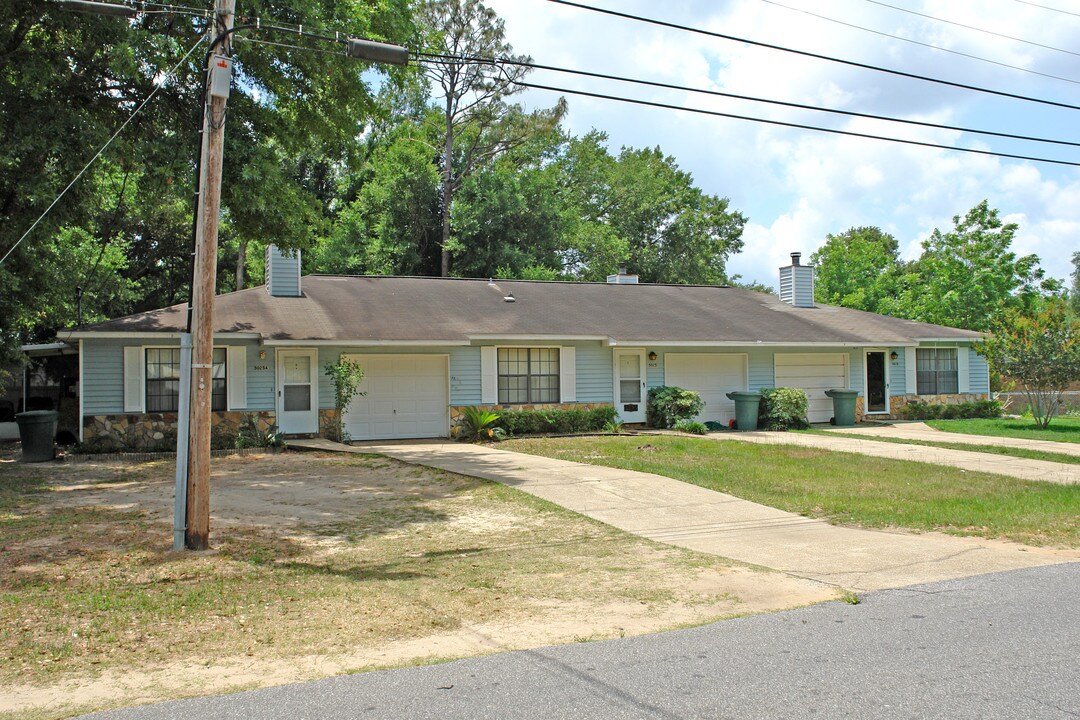 5025 Bankhead Dr in Pensacola, FL - Foto de edificio