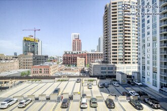 165 N Desplaines St in Chicago, IL - Building Photo - Building Photo