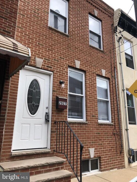2027 S Darien St in Philadelphia, PA - Building Photo