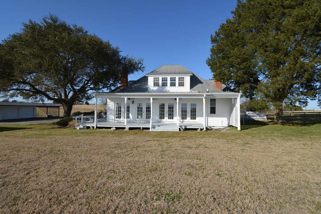 3258 Farm to Market Rd 390 E in Brenham, TX - Foto de edificio