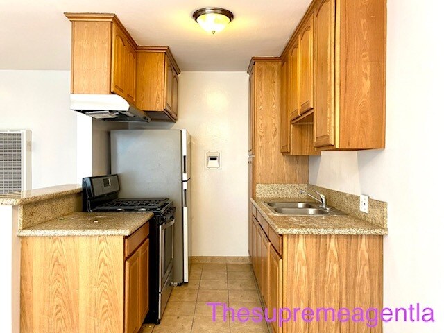 1552 Brockton Ave in Los Angeles, CA - Building Photo