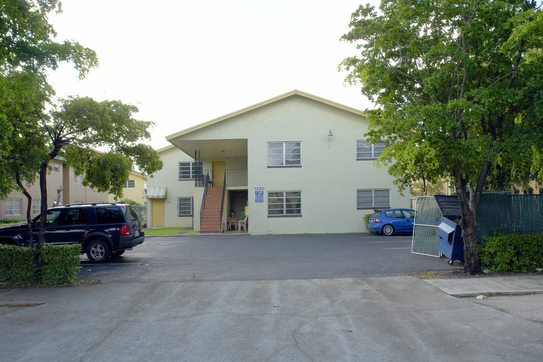 1230 W 37th St in Hialeah, FL - Building Photo