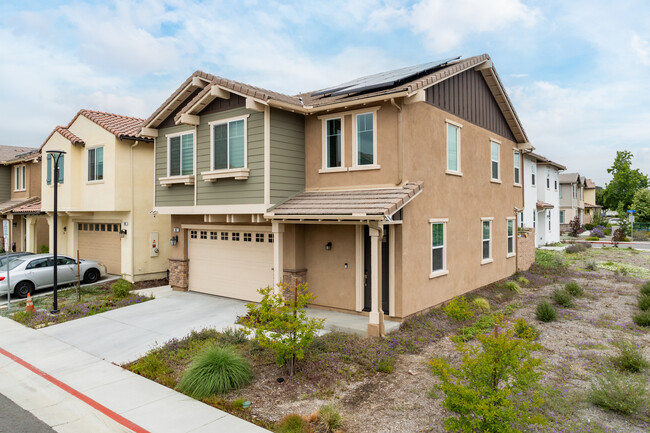 CrestWood at Valencia in Pomona, CA - Foto de edificio - Building Photo