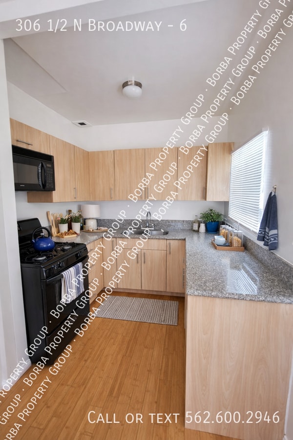 306 1/2 N Broadway in Santa Ana, CA - Building Photo - Building Photo