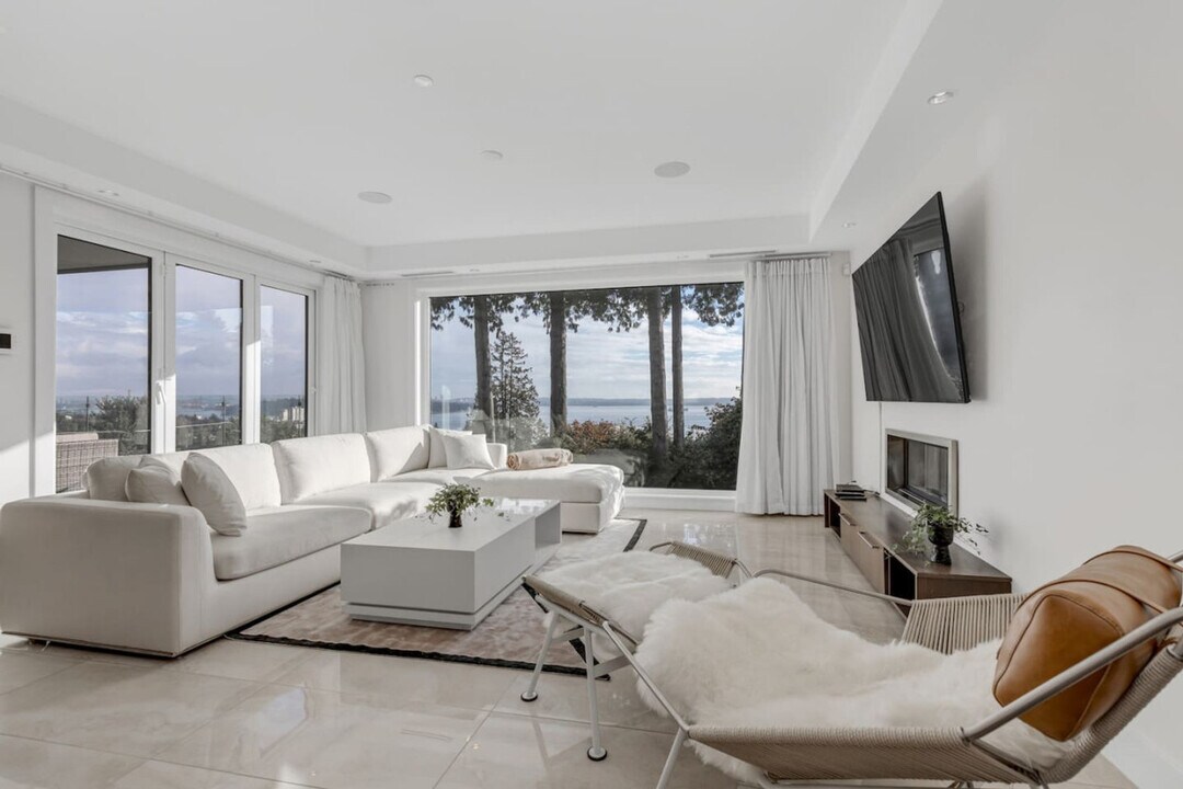 2550 Palmerston Ave in West Vancouver, BC - Building Photo