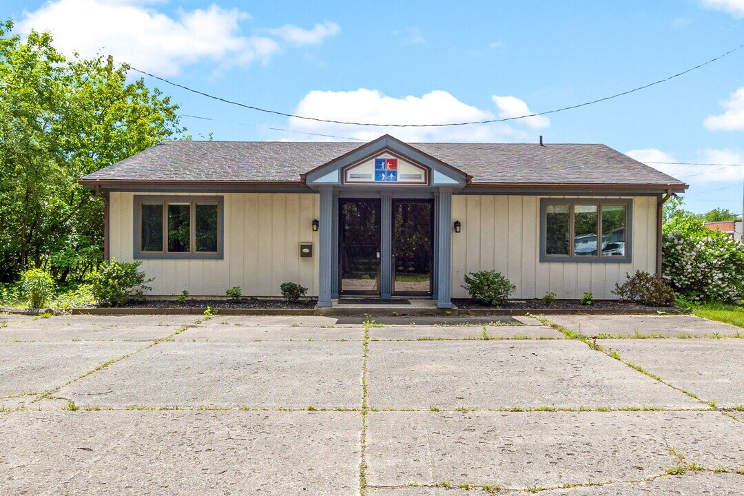 2406 Schumacher Dr in Mishawaka, IN - Building Photo