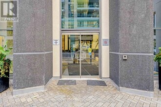 9205 Yonge St in Richmond Hill, ON - Building Photo - Building Photo