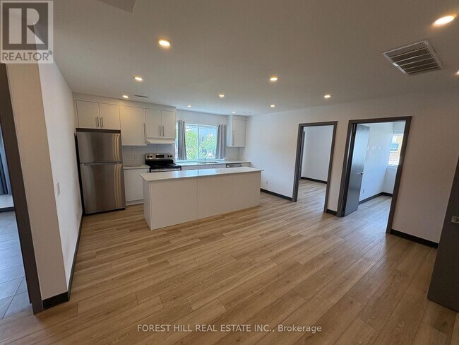 2879 Danforth Ave in Toronto, ON - Building Photo - Building Photo