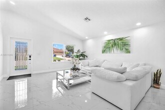 252 Malibu Cir in Greenacres, FL - Foto de edificio - Building Photo