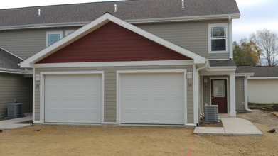 Bayshore Townhomes in Sparta, WI - Foto de edificio - Building Photo