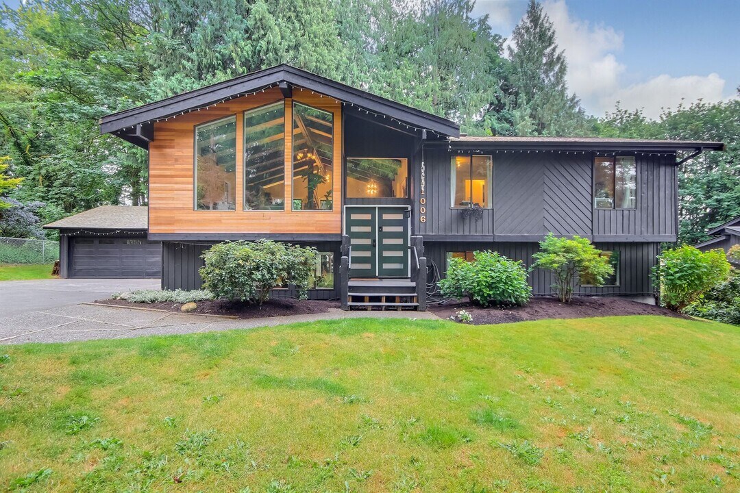 11006 20th St NE in Lake Stevens, WA - Building Photo