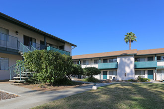 Whispering Pines Apartments in Escondido, CA - Foto de edificio - Building Photo