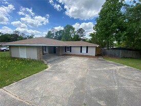 32 Woodland Dr in Phenix City, AL - Building Photo