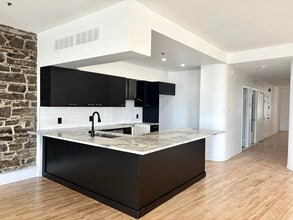 36 Saint-Paul Rue E in Montréal, QC - Building Photo - Building Photo