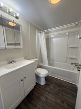 140 Princess Ct in Halfmoon, NY - Foto de edificio - Building Photo
