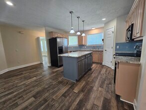 8082 Sleepy Bay Blvd in Navarre, FL - Foto de edificio - Building Photo